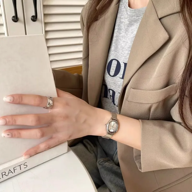 صغيرة البيضاوي الهاتفي الأخضر  - مراجعة Luxury Watch For Girls وسعره
