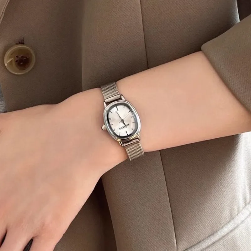 صغيرة البيضاوي الهاتفي الأخضر  - مراجعة Luxury Watch For Girls وسعره