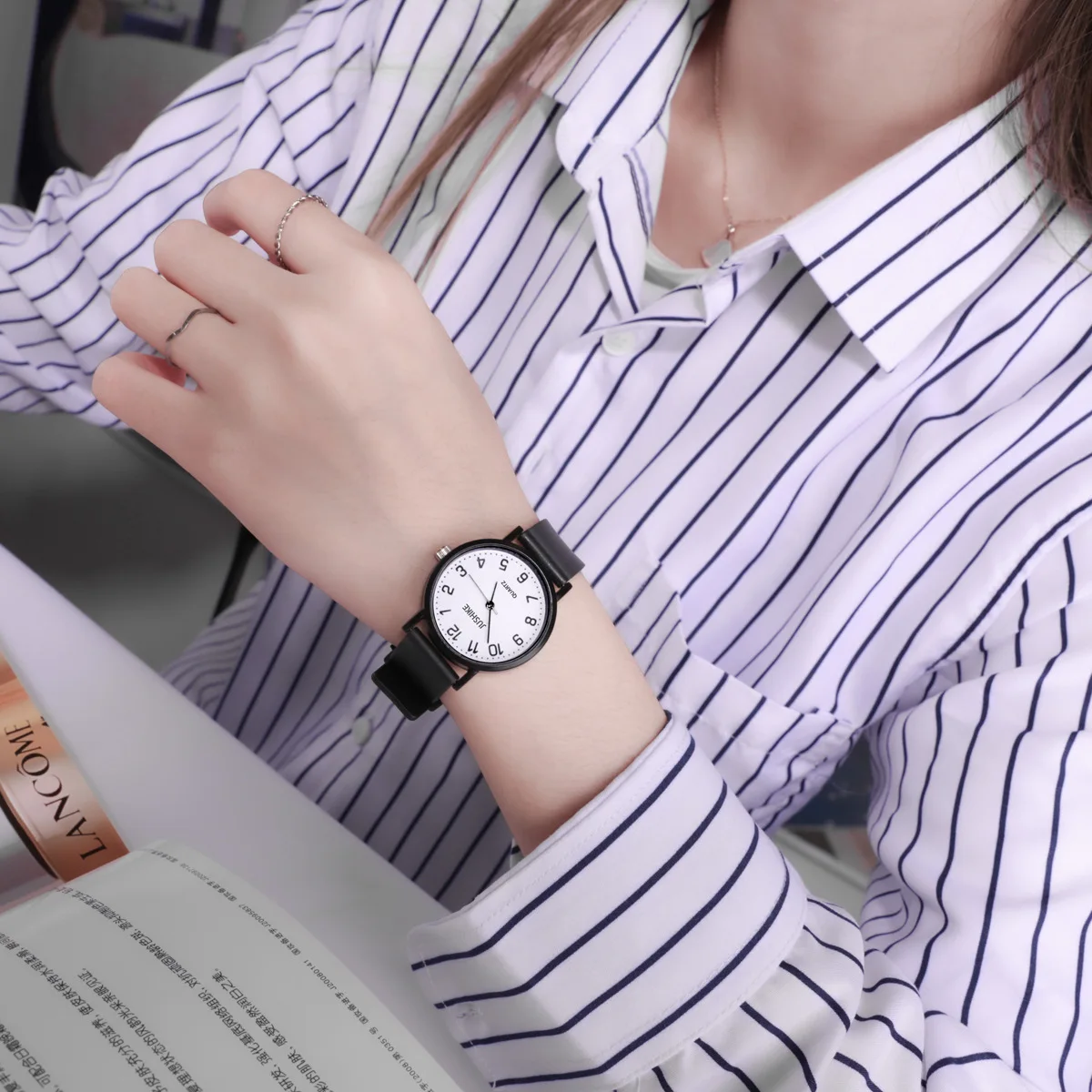 ساعة كوارتز سوداء بسيطة للنساء - مراجعة Luxury Watch For Girls وسعره